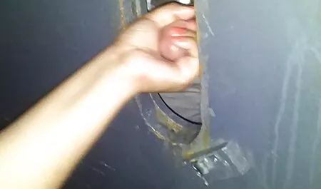 Một người phụ nữ có thai trong phim xet gay nhat ban một đám đông lớn
