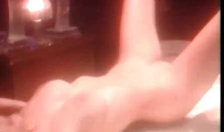 Một người đàn ông kéo con gái mình và mẹ của cô trên phim sẽ gay nhat ban dương vật của mình